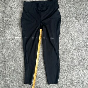 Preowned women’s Wunder train black high rise tight 23” size 12